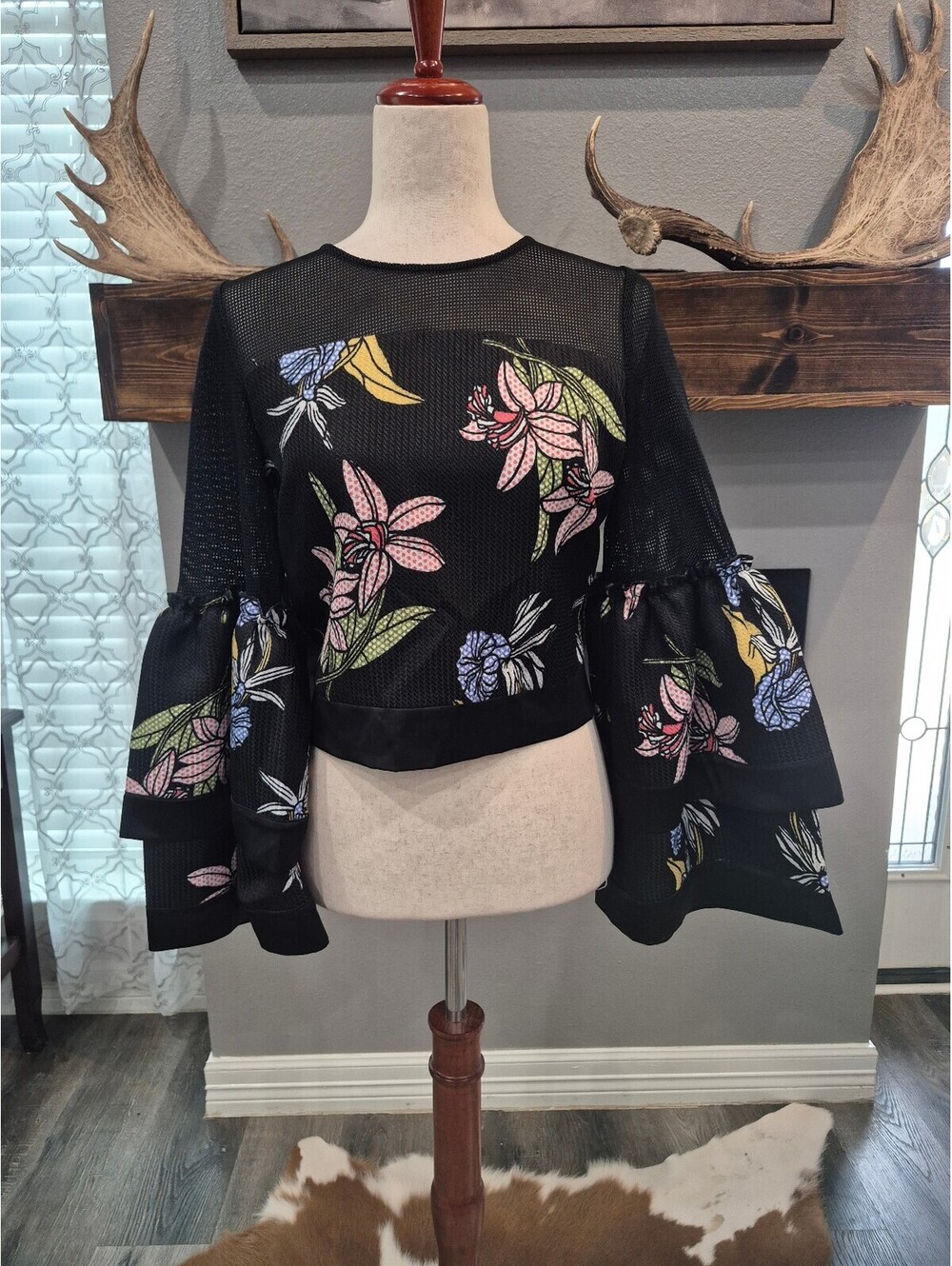 GRACIA Flare Sleeve Top Size Small